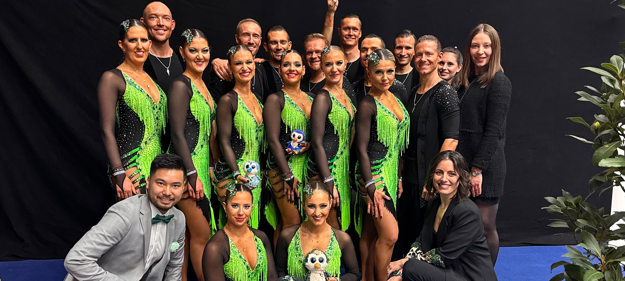 Formationsgemeinschaft des TC InnCasino Wasserburg und des GGC München Teamfoto in grünschwarzen Kleidern